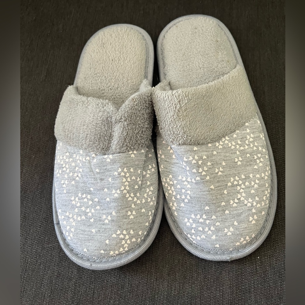 Cozy Grey Heart-Print Slip-On Slippers